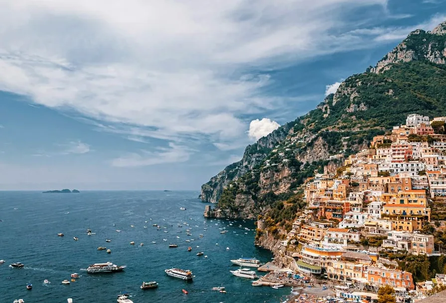 Gäster på båtturen från Positano simmar nära Emerald Grotto på Amalfikusten