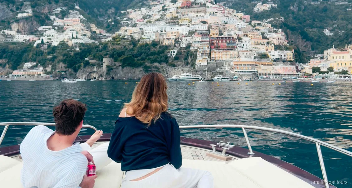 Båtturen från Sorrento till Amalfikusten passerar naturreservatet Punta Campanella
