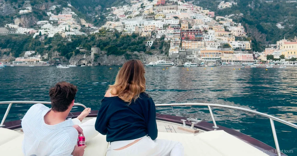 Tour in barca da Sorrento verso la Costiera Amalfitana davanti alla Riserva di Punta Campanella