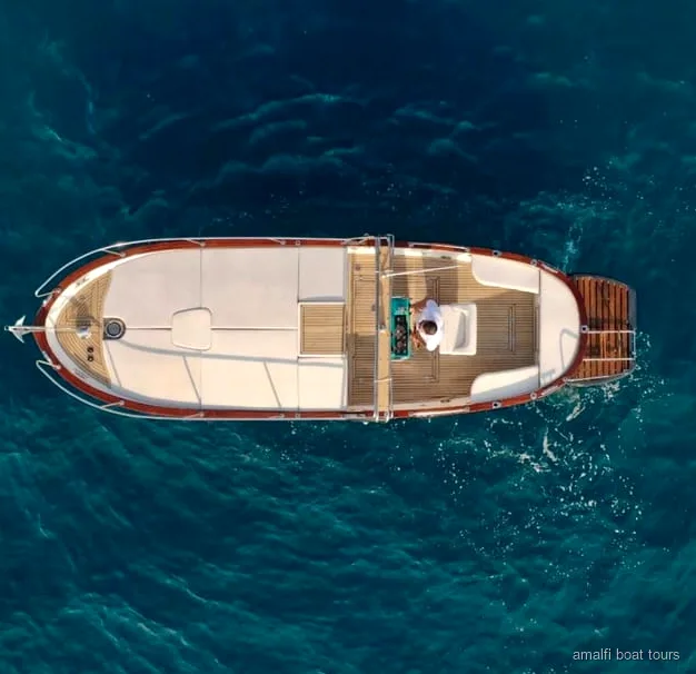 Gäster på den privata charterturen på Amalfikusten simmar nära Emerald Grotto